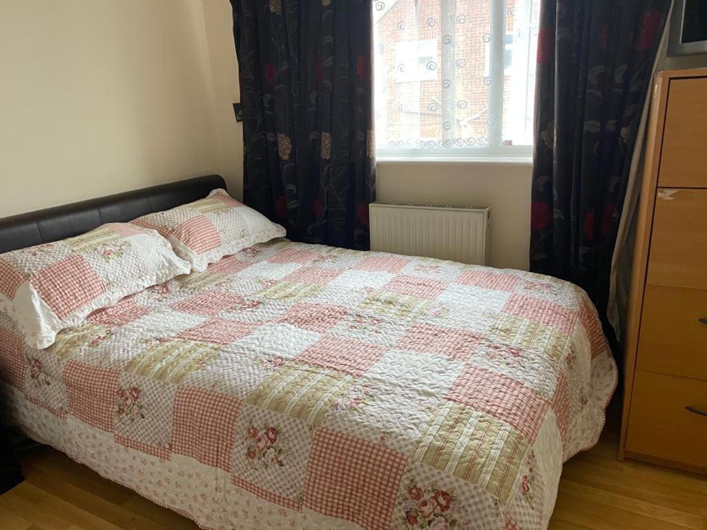 Specious Room In Northolt Northolt  Buitenkant foto