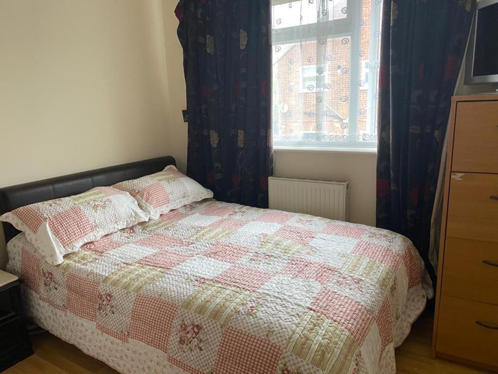 Specious Room In Northolt Northolt  Buitenkant foto
